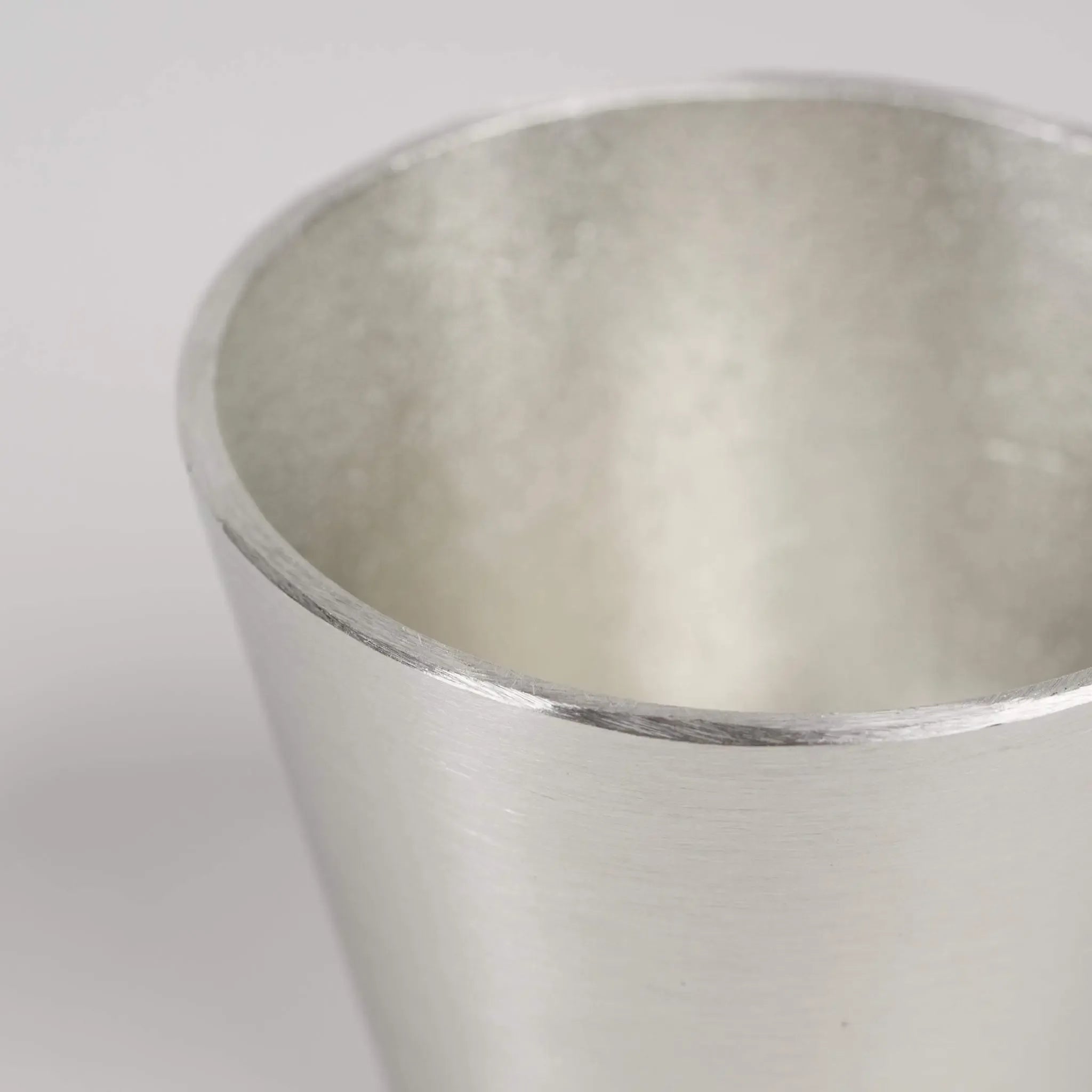 Close-up shot of the smooth rim and high-quality finish of the Nousaku tin cup.