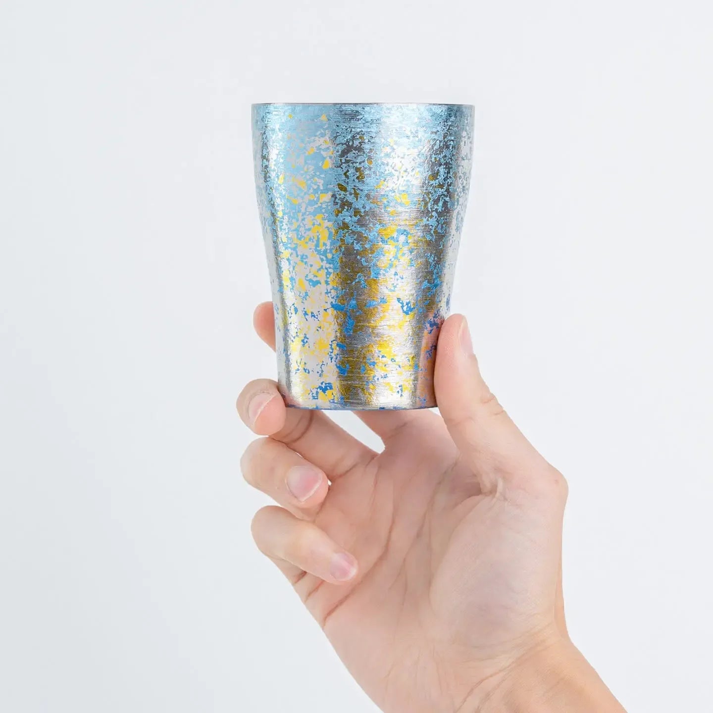Hand holding blue HORIE tumbler from front, 250ml